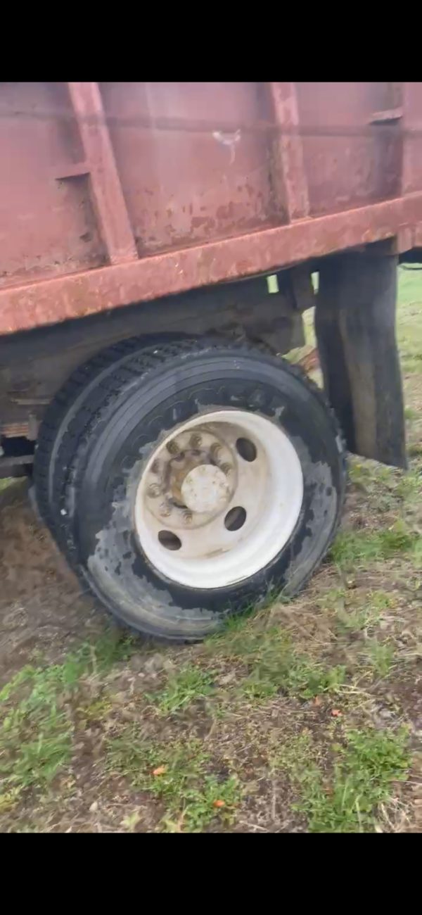 Dump truck Diesel w/ 90,000kms - Image 7