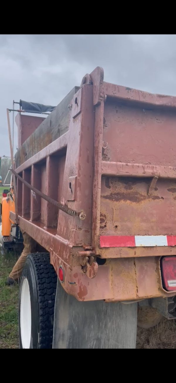 Dump truck Diesel w/ 90,000kms - Image 6